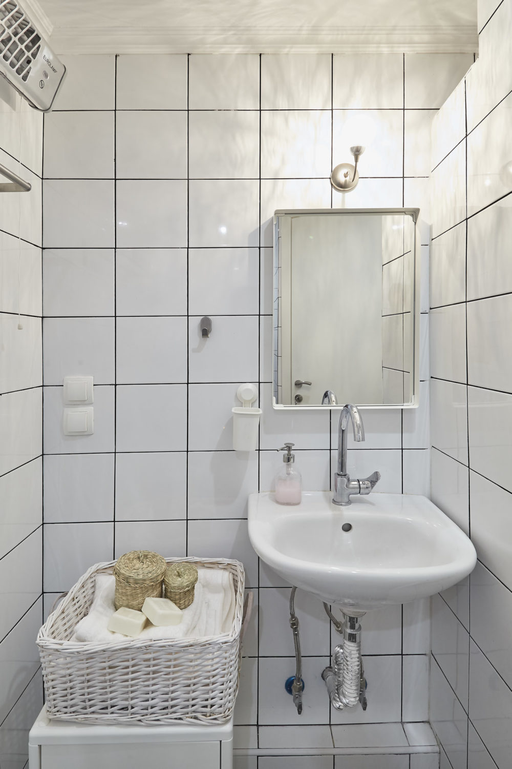 Ανακαίνιση διατηρητεου στην Βενιζελου , μπανιο με κρεμαστό νιπτηρα