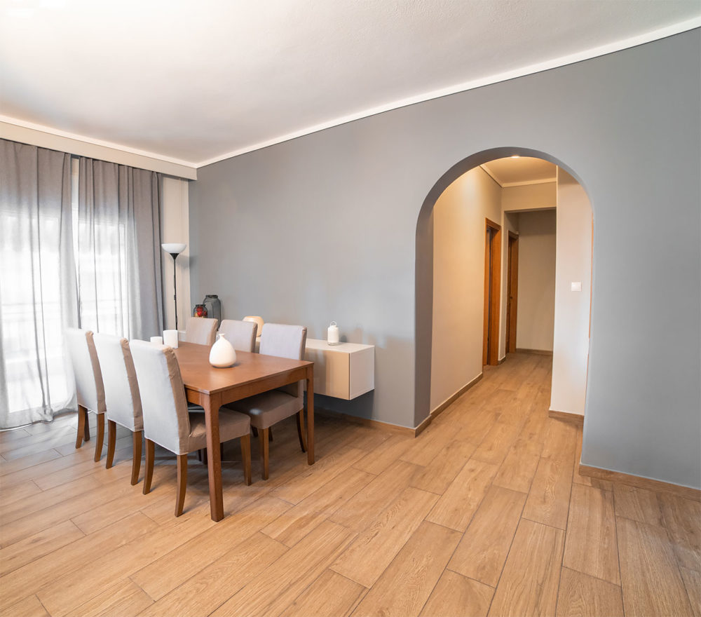 Ανακαίνιση σαλονιού διαμερίσματος στην Καλαμαριά , δάπεδο τυπου ξυλοπατωμα γρανίτη