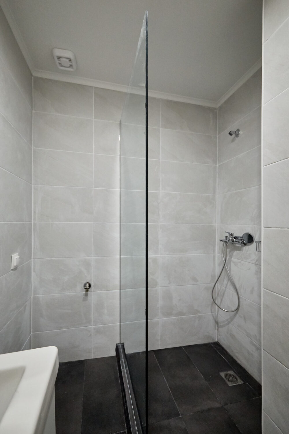 Κατασκευή air bnb στην περιοχή Βαλαωρίτου ντουζιέρα