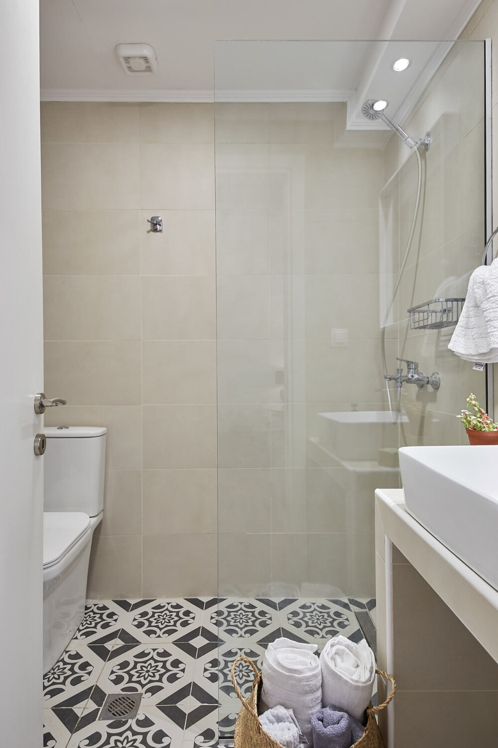 Κατασκευή air bnb στουντιο ,μπάνιο με κεραμικά πλακάκια με πατερν