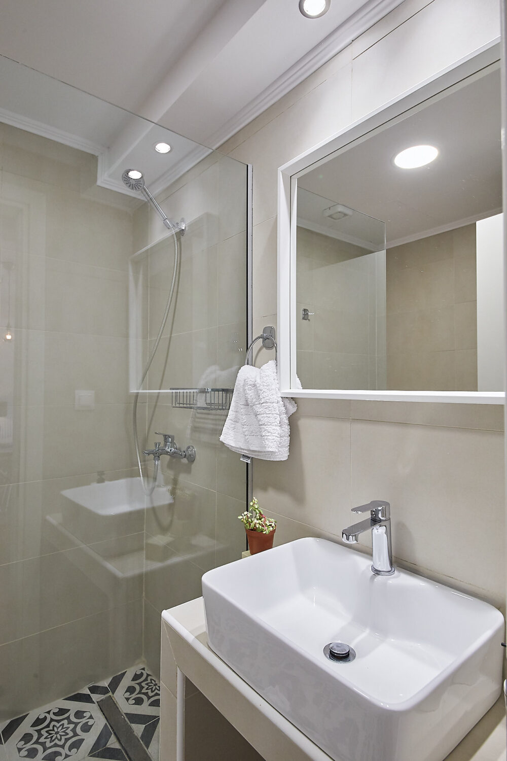 Κατασκευή air bnb στουντιο ,μπάνιο με νιπτήρα κτιστό