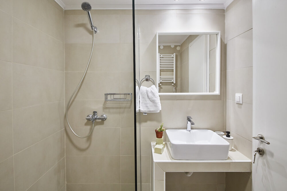 Κατασκευή air bnb στουντιο ,μπάνιο με ντουζίερα κτιστή