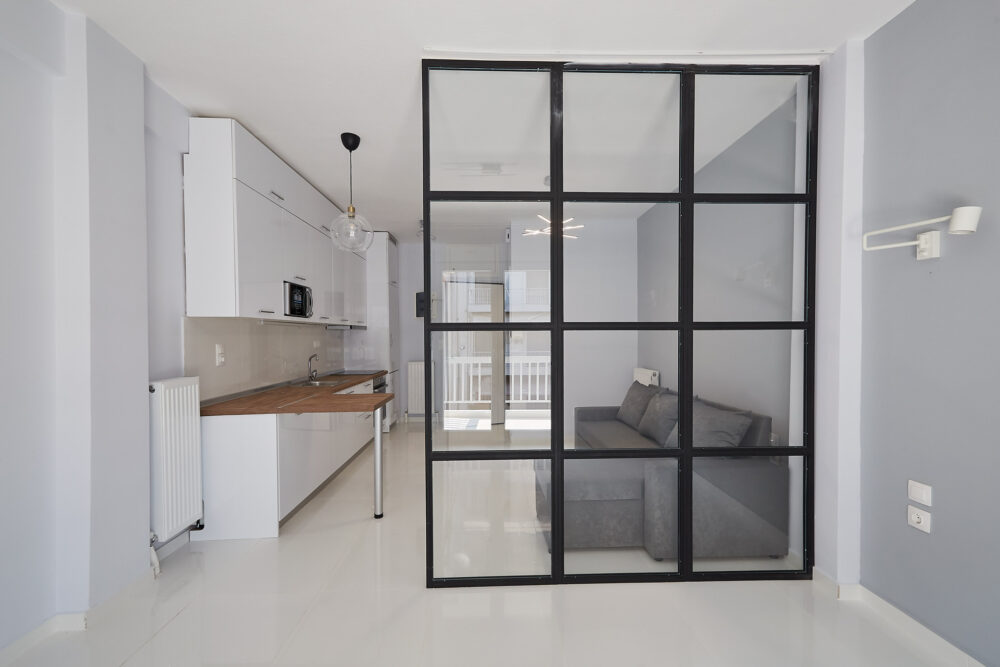 Ανακαίνιση και διαχωρσιμός διαμερίσματος κατασκευή διαχωριστικόυ ντεκορ απο σιδερο και γυαλι