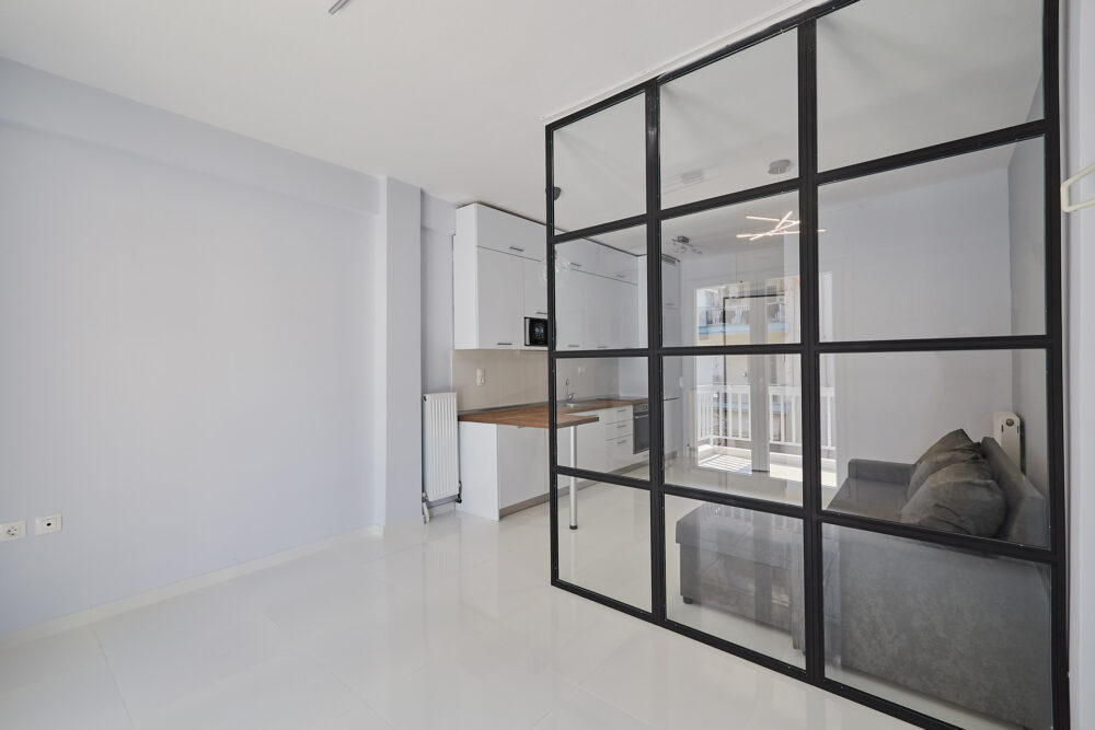 Ανακαίνιση και διαχωρσιμός διαμερίσματος κατασκευή διαχωριστικόυ ντεκορ απο σιδερο και γυαλι