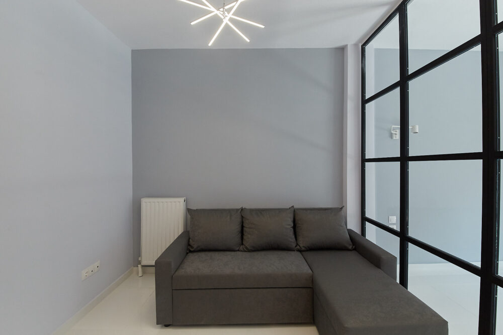 Ανακαίνιση και διαχωρσιμός διαμερίσματος κατασκευή διαχωριστικόυ ντεκορ απο σιδερο και γυαλι