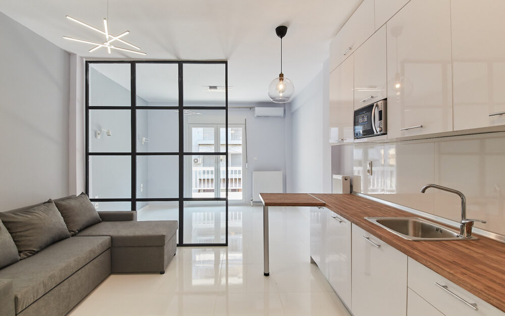 Ανακαίνιση και διαχωρσιμός διαμερίσματος κατασκευή διαχωριστικόυ ντεκορ απο σιδερο και γυαλι