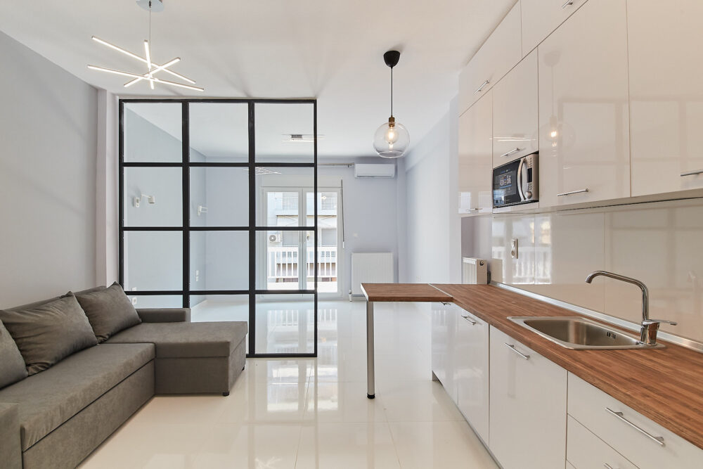 Ανακαίνιση και διαχωρσιμός διαμερίσματος κατασκευή διαχωριστικόυ ντεκορ απο σιδερο και γυαλι