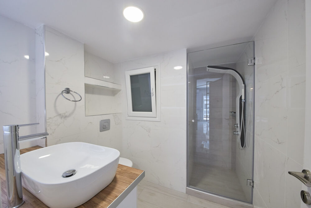 Ανακαίνιση και διαχωρισμός διαμερίσματος , επιπλο νιπτηρα μπανιου και καμπινα ντουζ