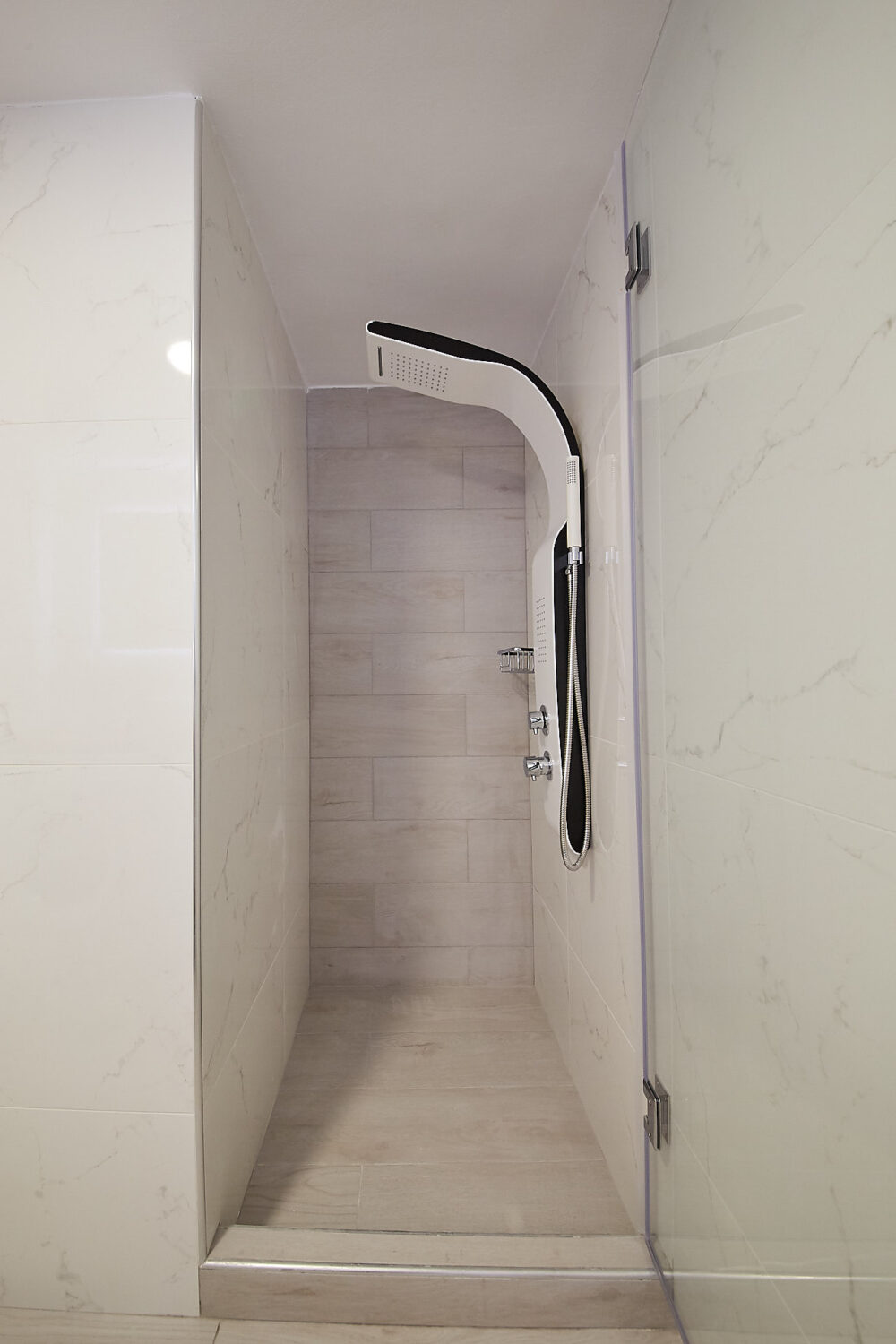 Ανακαίνιση και διαχωρισμός διαμερίσματος , ντουζιέρα κτιστή με καμπινα και στηλη