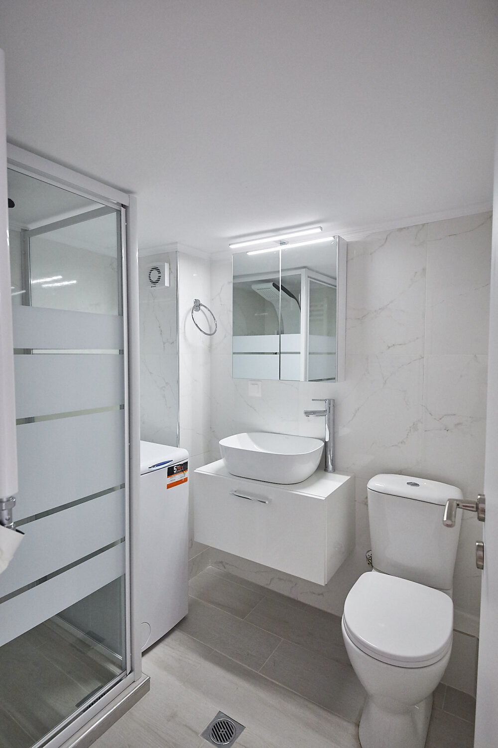 Ανακαίνιση μικρού μπάνιου με επιπλο νιπτηρα και λεκανη δαπεδου