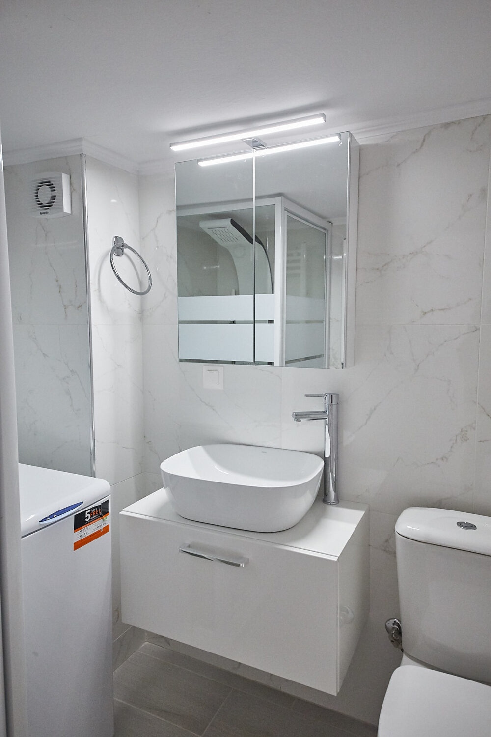 Ανακαίνιση μικρού μπάνιου με επιπλο νιπτηρα