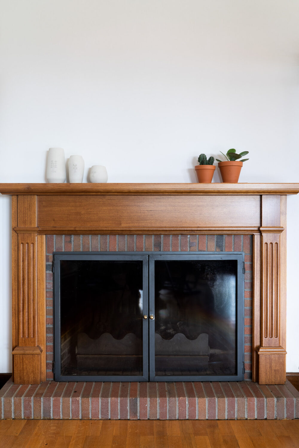 Τζάκι με επένδυση ξύλου μασίφ