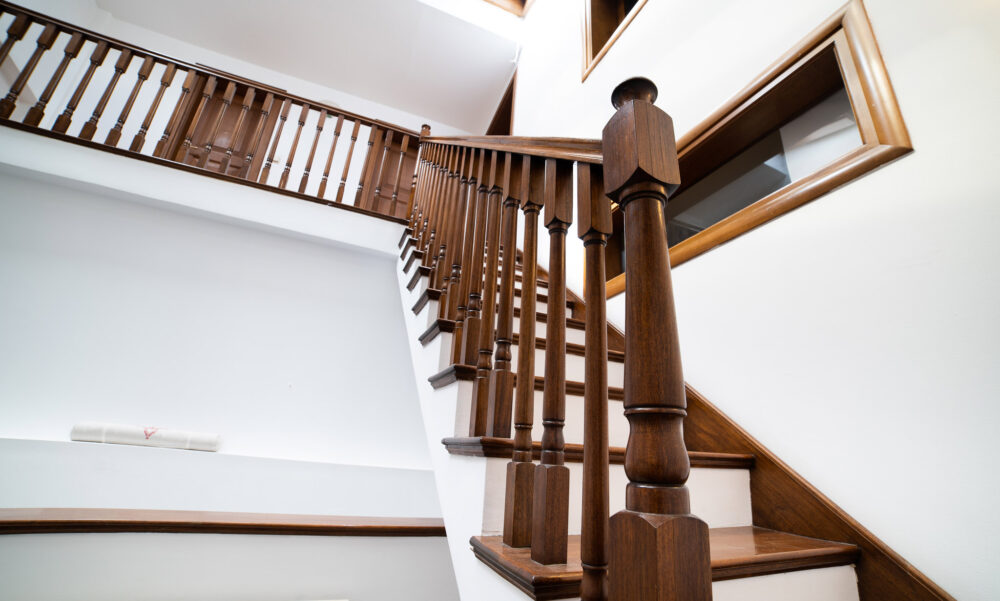 Εσωτερική σκάλα ξύλου χειροποίητου