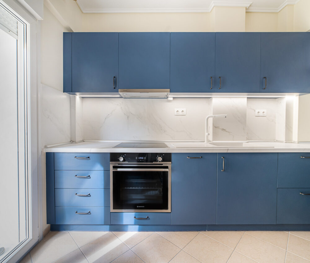 Ανακαίνιση κουζίνας ντουλάπια πανω και κάτω