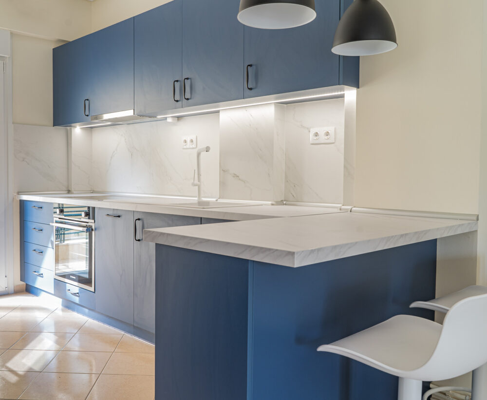 Ανακαίνιση κουζίνας σε μπλε λακαριστό