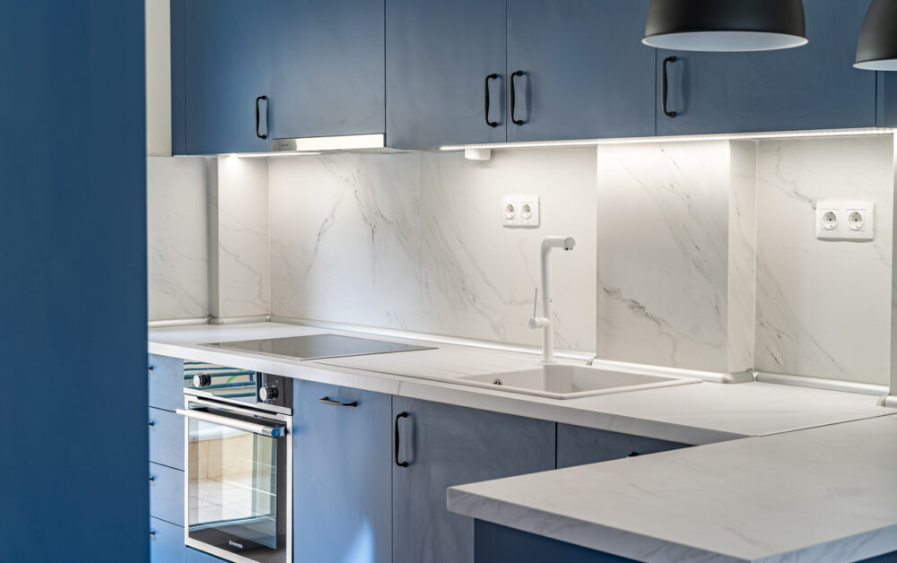 Ανακαίνιση κουζίνας με παγκο και πλατη κουζινας μαρμαριζέ