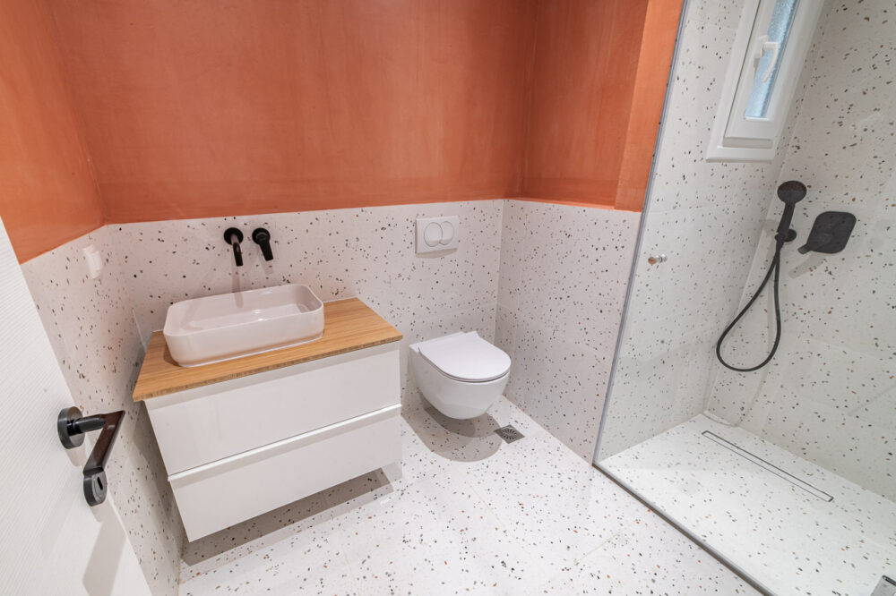 Ανακαίνιση μπάνιου με πατητή τσιμεντοκονία και πλακάκια γρανίτη και κρεμαστή λεκάνη