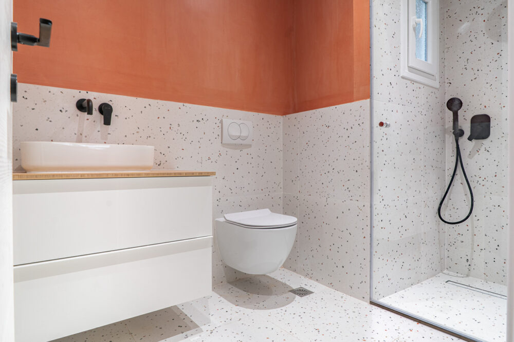 Ανακαίνιση μπάνιου με εντοιχιζόμενες μπαταρίες , πατητή τσιμεντοκονία