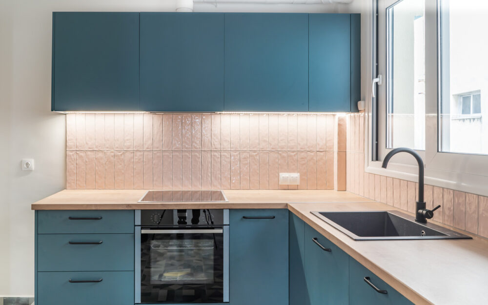 Ανακαίνιση κουζίνας νιπτήρας απο κράμα γρανίτη και εντοιχισμένες ηλεκτρικές συσκευές