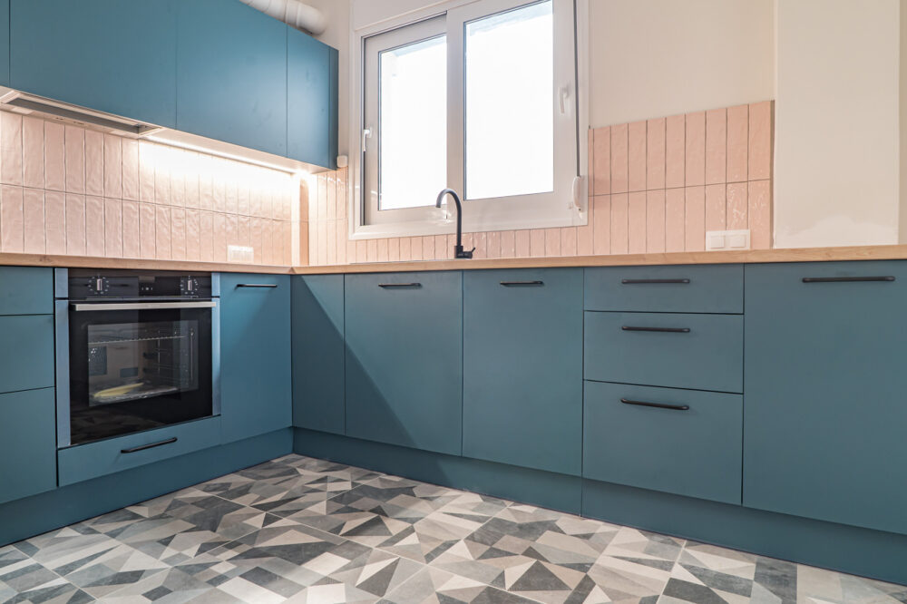 Ανακαίνιση κουζίνας και εγκατάσταση πλακιδίων γρανίτη με γεωμετρικό πάτερν