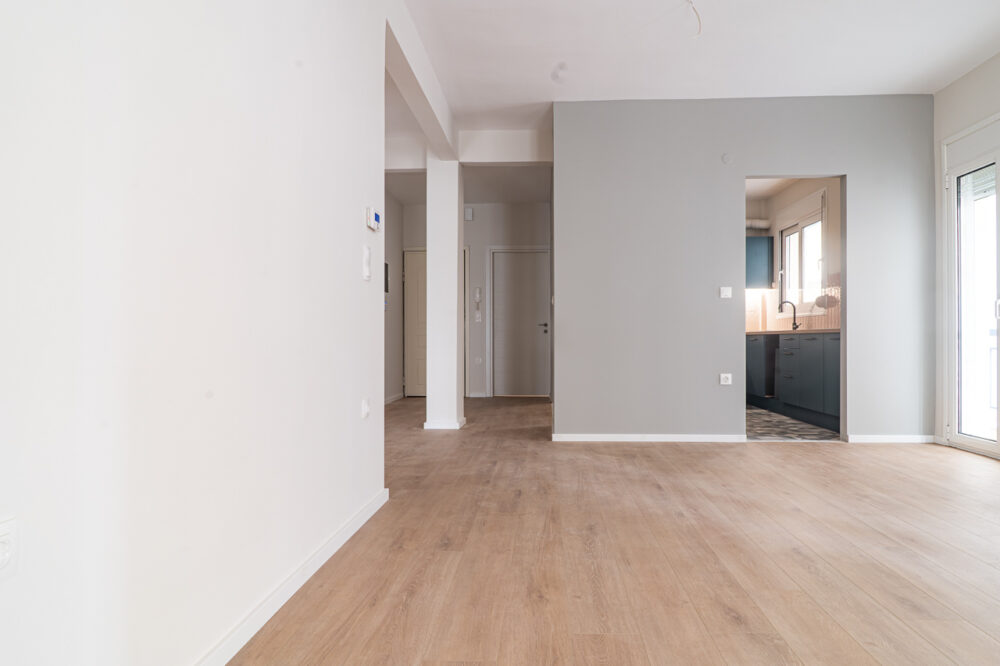 Ανακαίνιση διαμερίσματος εγκατάσταση laminate με λευκό σοβατεπί