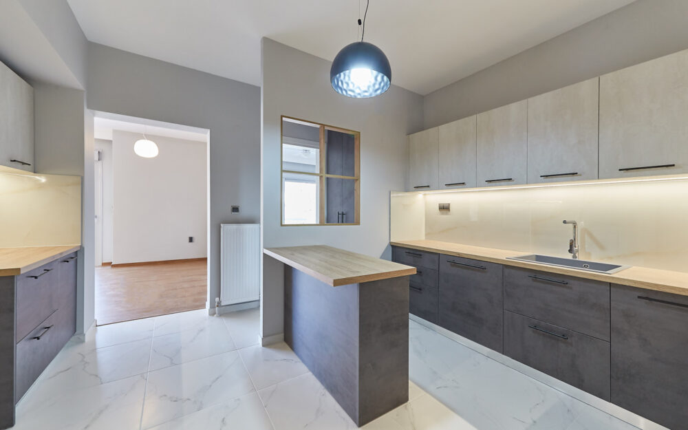 Ανακαίνιση κουζίνας με νησίδα και με παγκο για καφέ και τσαι