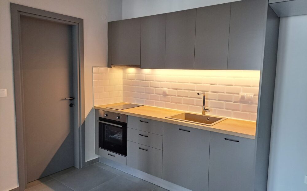 Κουζίνα και δάπεδο απο πλακακια γρανίτη και είσοδος μπάνιου